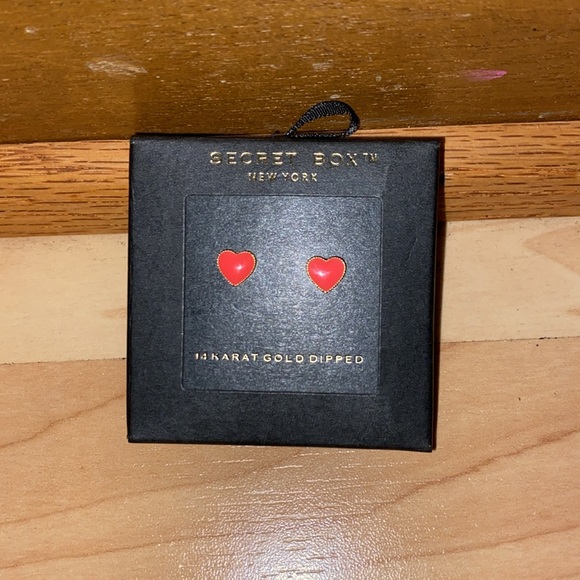 BAND NEW GIRLS HEART EARRINGS 14 KARAT GOLD DIPPED! NIB! SMOKE FREE HOME! - Picture 2 of 2